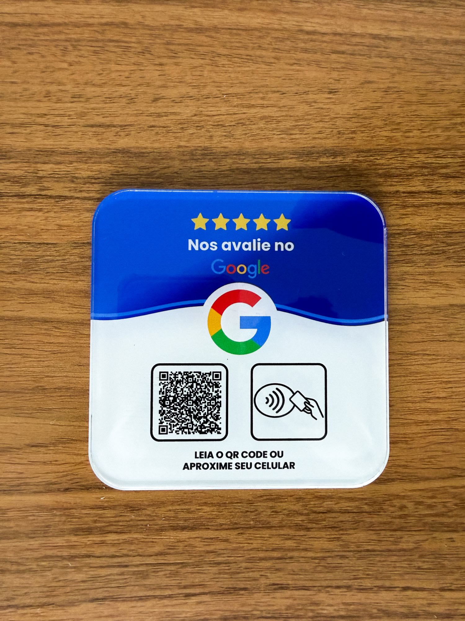 Plaquinha azul de acrílico com QR Code e NFC