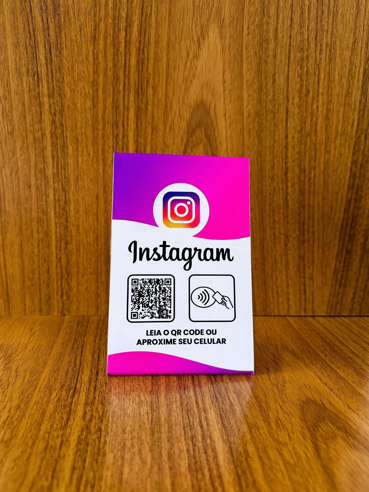 Plaquinha do Instagram em pé no suporte, com QR Code e NFC